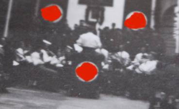 Preview: Feierlichkeit - Kundgebung in einer Halle ? Hakenkreuzfahnen